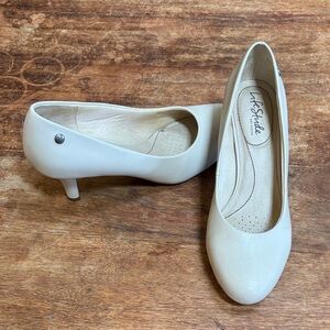 Life Stride Women's Neutral Cream Low Heel Pumps